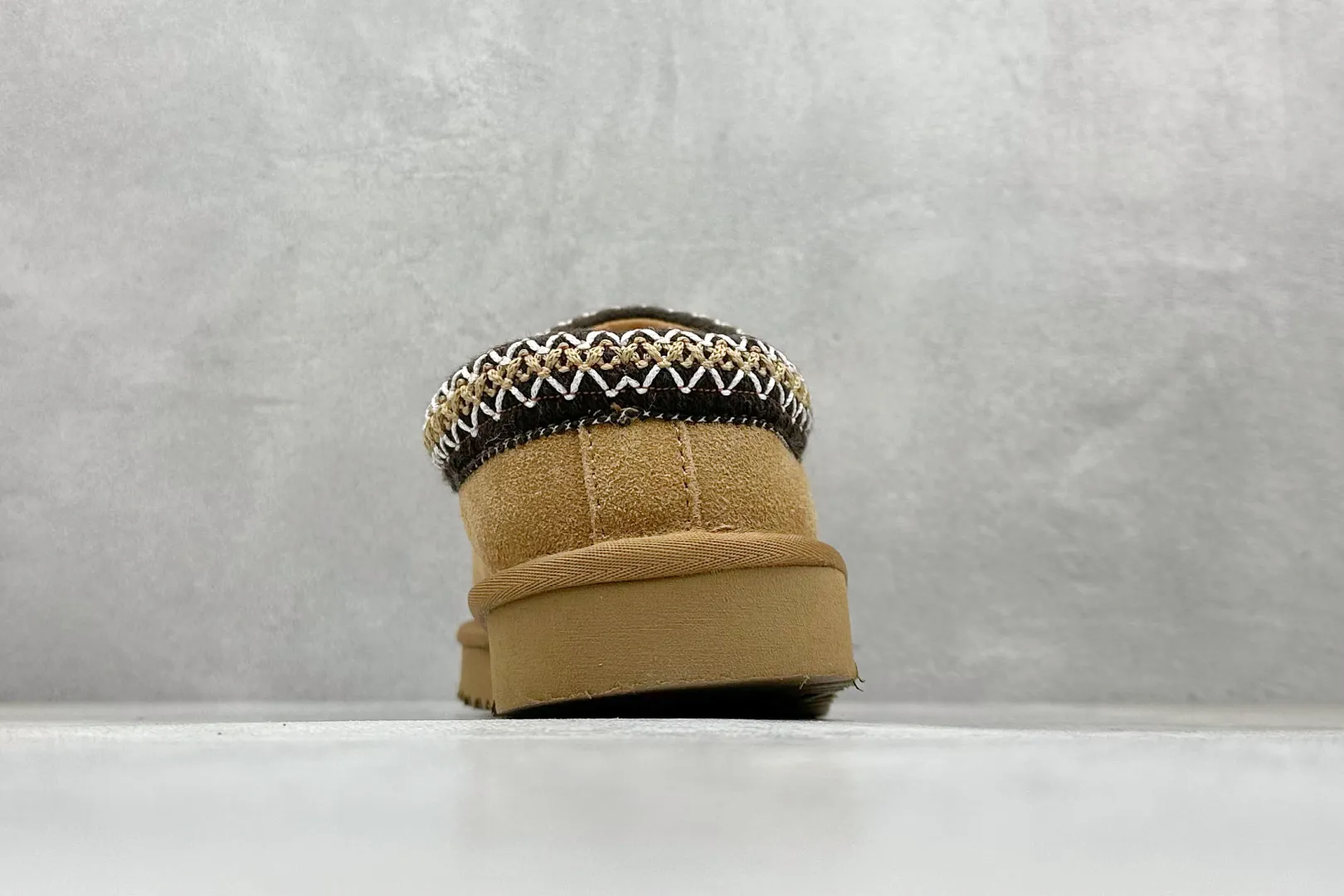 🐲💰 520 support store UGG Tasman ethnic style half slippers, Xiaohongshu hot style. This style is conceived based on the colorful traditional Chinese costume culture, exquisite craftsmanship, unique style and unique style. It fully demonstrates the style of this nation and has become the most popular fashion element in the world! Sheep fur is integrated with high quality to keep warm and lock in heat. Made of TPU molded suede upper material. Built-in artificial curly wool plush lining and insole. Choose 10mm UGGPURE™ implanted wool lining and removable UGGPURE™ implanted wool insole. Item No.: 5955 Size: 35-44. It is recommended to choose one size larger.